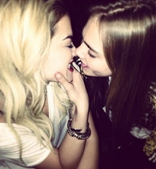 Cara Delevingne przerzuciła się na dziewczyny (FOTO)