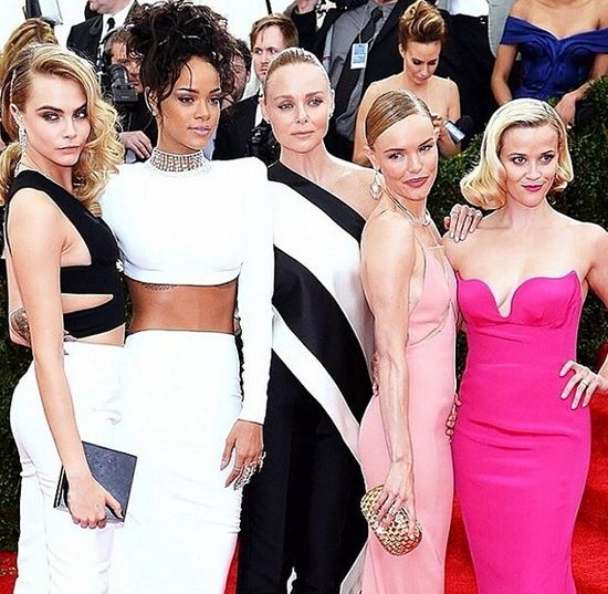 W spodniach i z gołym brzuchem na bal? (FOTO) W spodniach i z gołym brzuchem na bal? (FOTO)