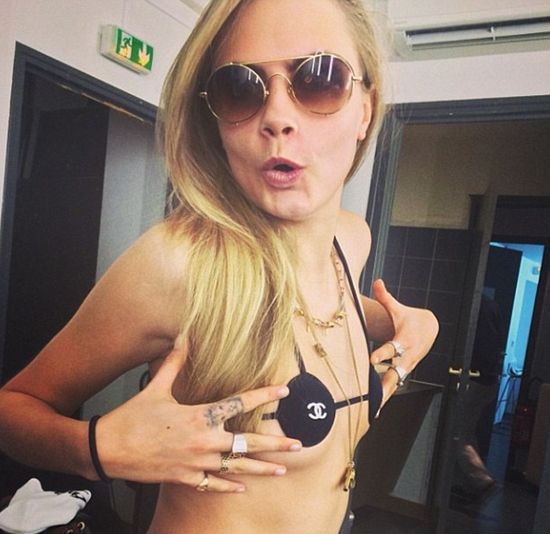 Miranda Kerr i Cara Delevingne w nasutnikach od Chanel