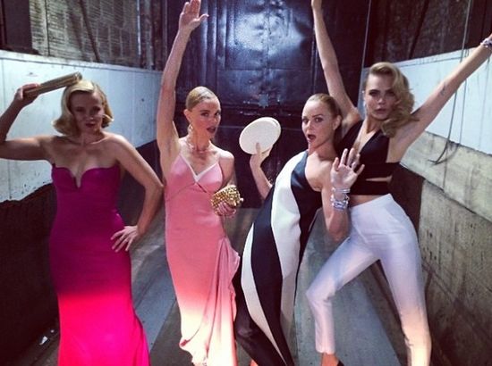 W spodniach i z gołym brzuchem na bal? (FOTO) W spodniach i z gołym brzuchem na bal? (FOTO)