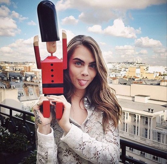 Cara Delevingne ma kolejnt tatuaż rozpoznawczy (FOTO)
