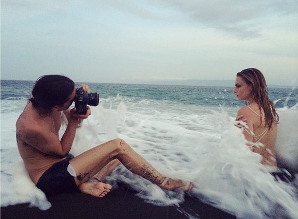 Cara Delevingne świeci sutkami (FOTO)