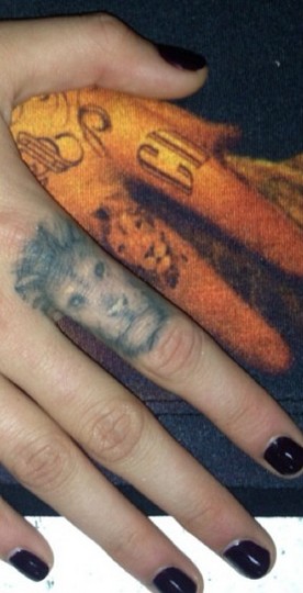 Która kocica chwali się piękną biżuterią? (FOTO)