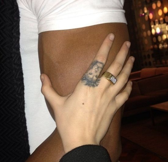 Która kocica chwali się piękną biżuterią? (FOTO)