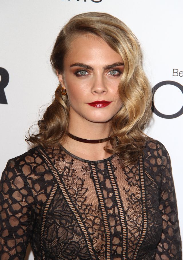 Jeden DETAL na tym zdjęciu sugeruje, że Cara Delevinge ma PROBLEMY  ze zdrowiem