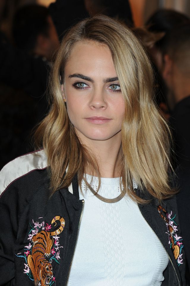 Jeden DETAL na tym zdjęciu sugeruje, że Cara Delevinge ma PROBLEMY  ze zdrowiem