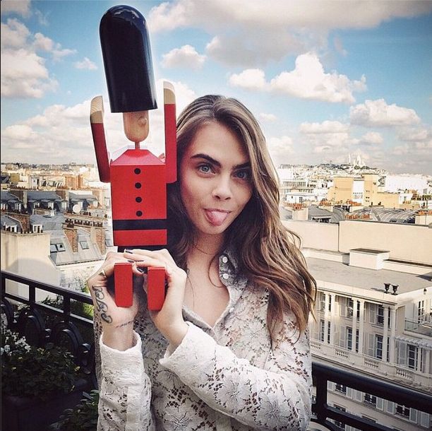 Szok! Ciało Cary Delevingne przyciąga metal! (VIDEO)