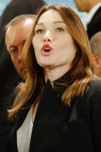 Carla Bruni nie może już karmić córeczki piersią