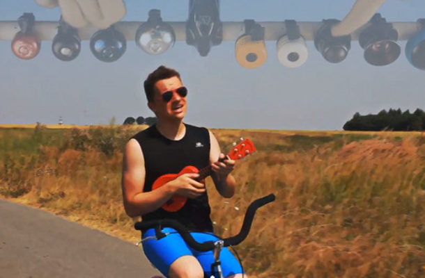 CeZik jedzie na rowerze… (VIDEO)