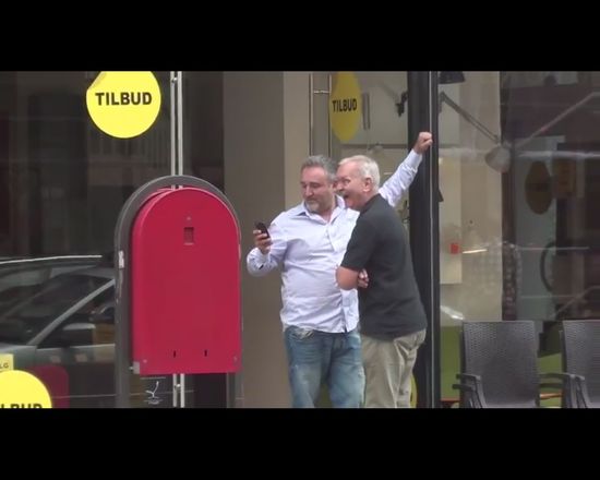 Wyszła na ulicę bez koszulki [VIDEO]