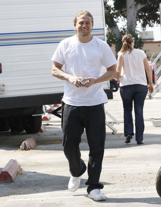 Charlie Hunnam jest obsypywany damskimi majtkami 