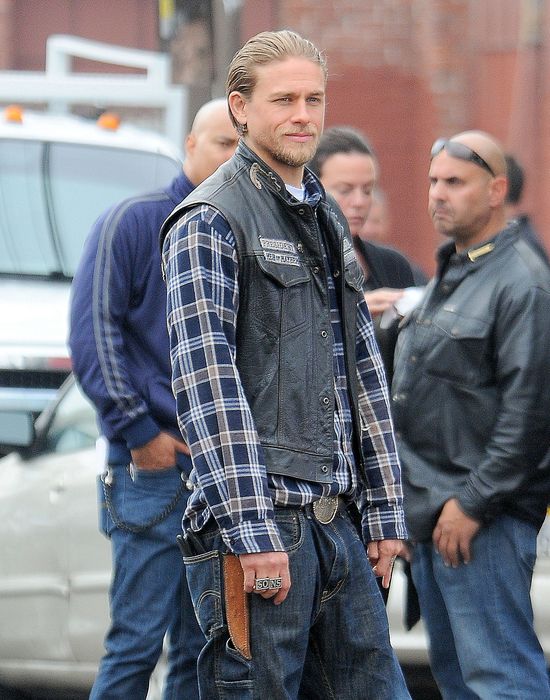 Co robić, by mięc klatę jak Charlie Hunnam?