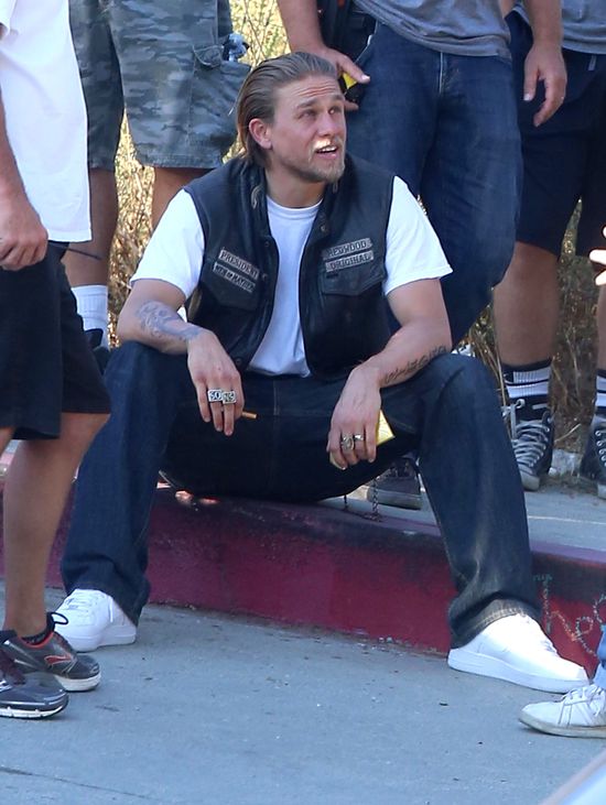 Co robić, by mięc klatę jak Charlie Hunnam?