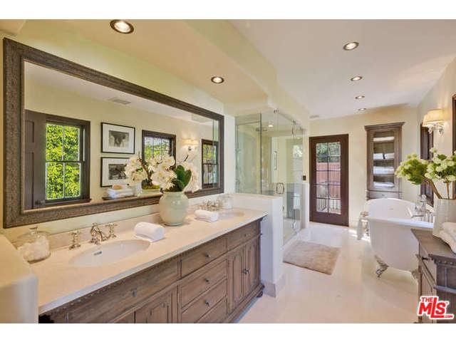 Właścicel najpięknijeszej pupy w Hollywood kupił nowy dom 