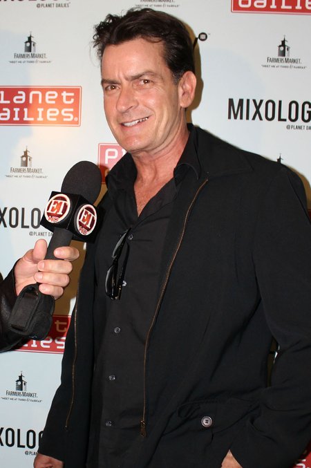 Charlie Sheen okradł ojca, żeby zapłacić za seks Charlie Sheen okradł ojca, żeby zapłacić za seks