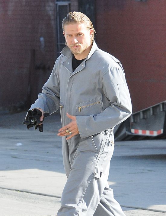 Charlie Hunnam jest obsypywany damskimi majtkami 