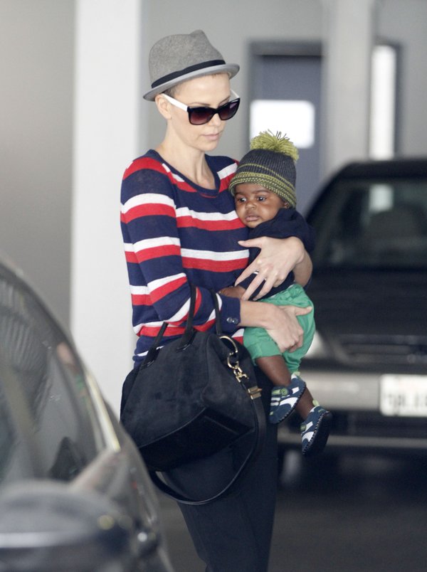 Co się stało ze skórą na twarzy Charlize Theron?