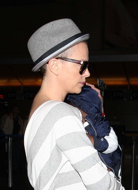 Charlize Theron nową fryzurę chowa pod kapeluszem (FOTO) Charlize Theron nową fryzurę chowa pod kapeluszem (FOTO)