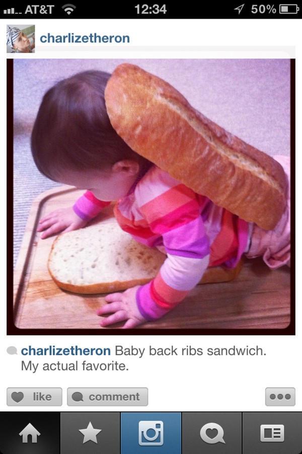 Charlize Theron pozuje nad... kupą w sedesie! (FOTO)