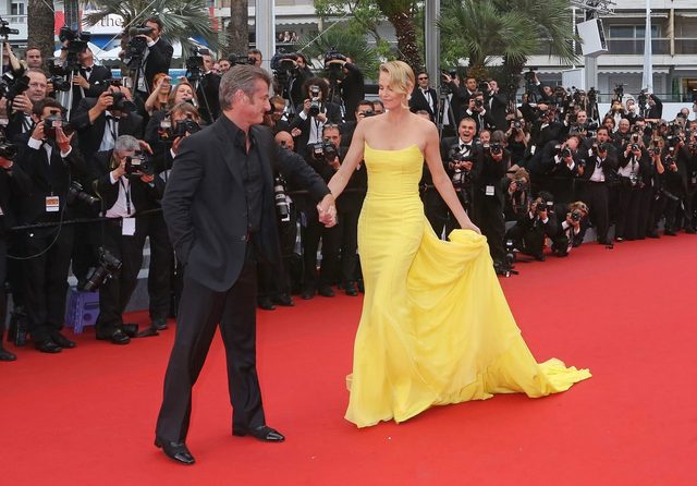 Charlize Theron w żółtej sukni na czerwonym dywanie w Cannes