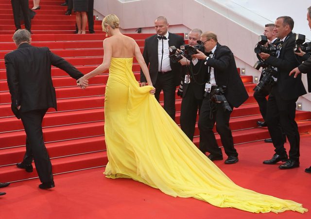 Charlize Theron w żółtej sukni na czerwonym dywanie w Cannes
