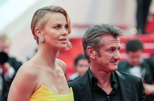 Charlize Theron w żółtej sukni na czerwonym dywanie w Cannes