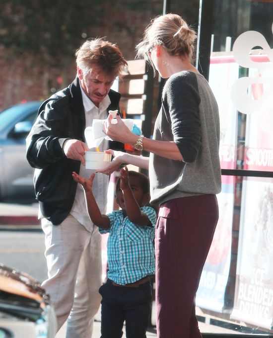 Charlize Theron i Sean Penn jako przykładni rodzice (FOTO)