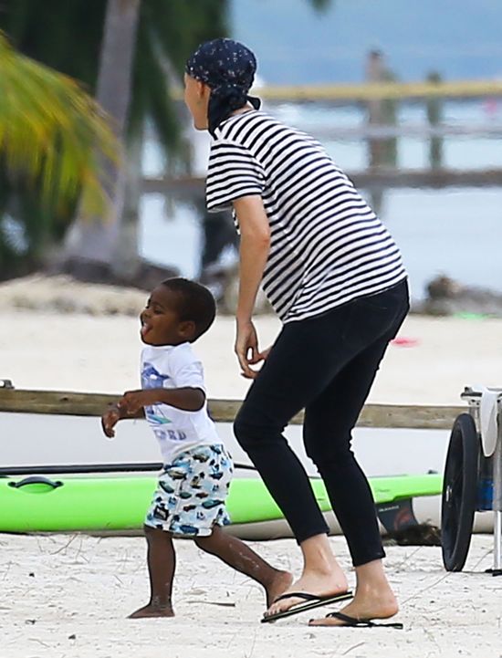 Charlize Theron na planie gorącej sesji zdjęciowej (FOTO) Charlize Theron na planie gorącej sesji zdjęciowej (FOTO)