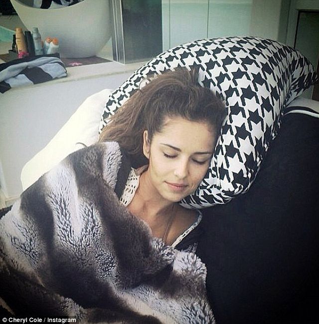 Cheryl Cole bez makijażu wypoczywa po imprezie (FOTO)
