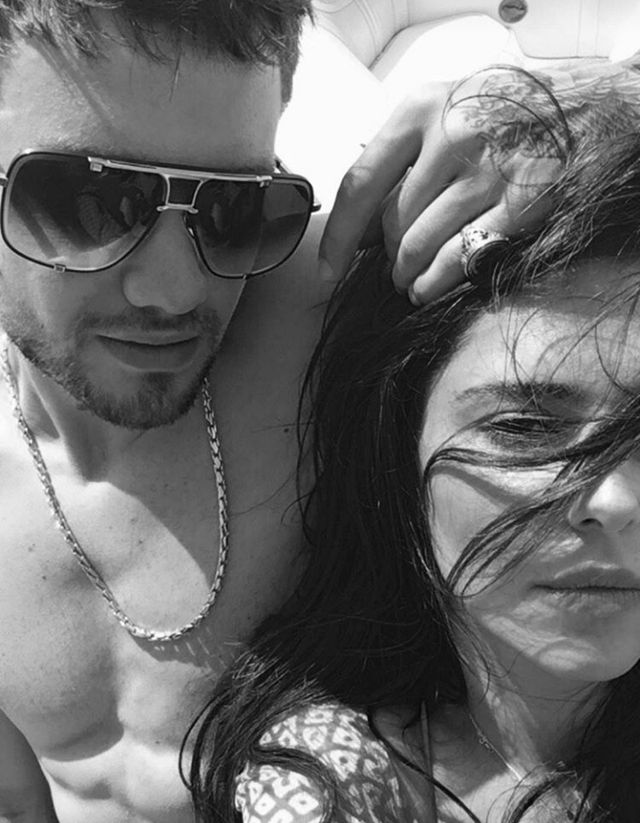 Cheryl pokazuje umięśniony brzuch zaledwie 5 miesięcy PO PORODZIE! Cheryl pokazuje umięśniony brzuch zaledwie 5 miesięcy PO PORODZIE!