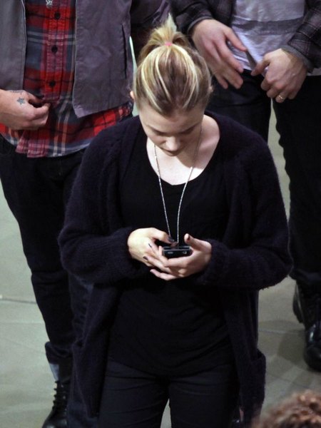 Chloe Moretz w kinie z mamą i bratem (FOTO)