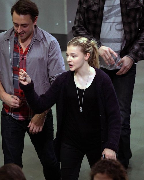 Chloe Moretz w kinie z mamą i bratem (FOTO)