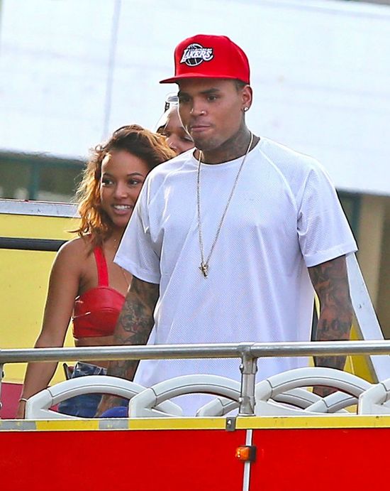 Dziewczyna Browna odstawiła taniec godowy na jego kroczu