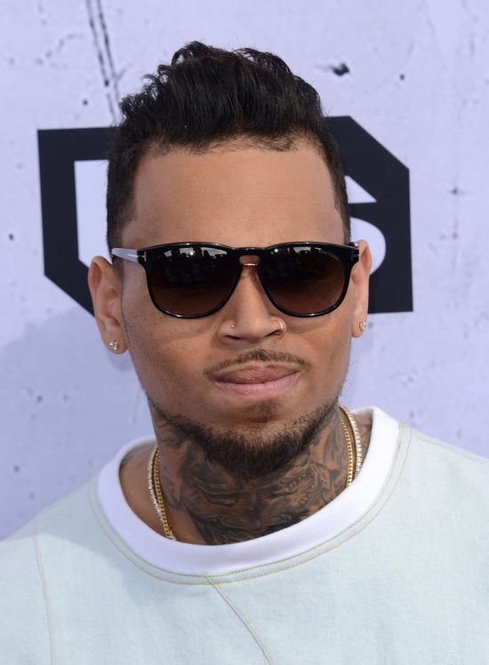 Gdy Chris Brown zabarykadował się w swojej willi, dostał smsa od...