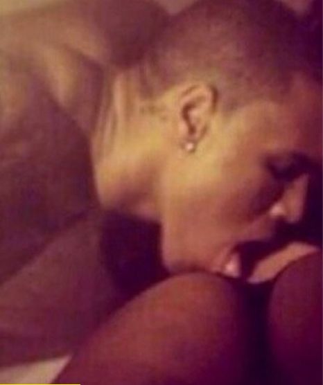 Czyje pośladki liże Chris Brown? (FOTO)