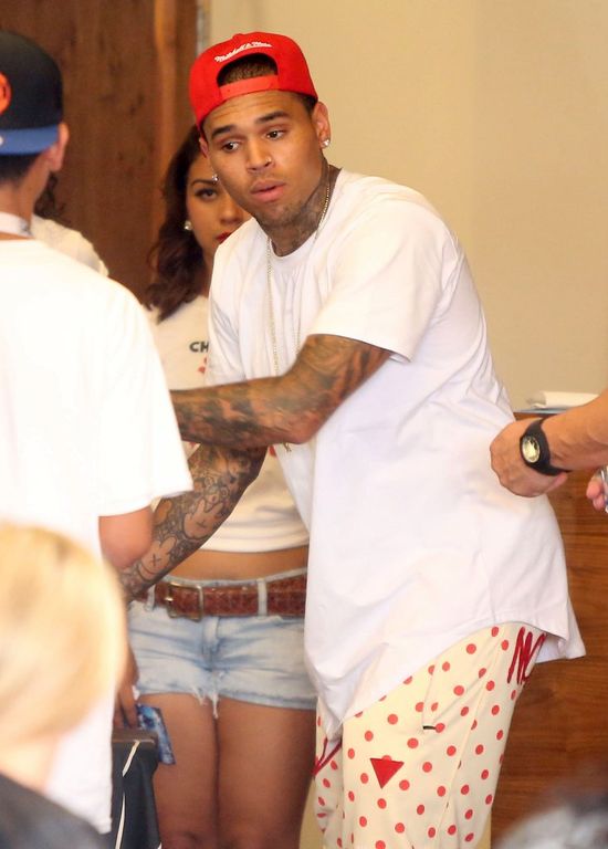 Dziewczyna Browna odstawiła taniec godowy na jego kroczu