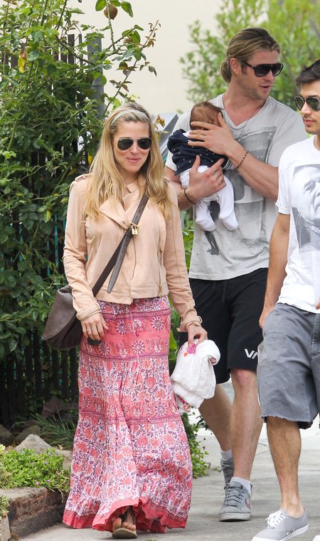 Dumny Chris Hemsworth z żoną i maleńką córeczką (FOTO)