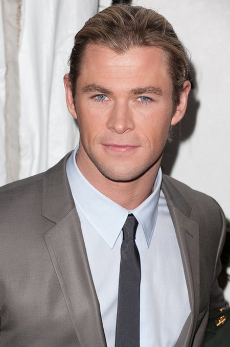 Jakiego Chrisa Hemswortha wolicie - na luzie czy stylowego? 