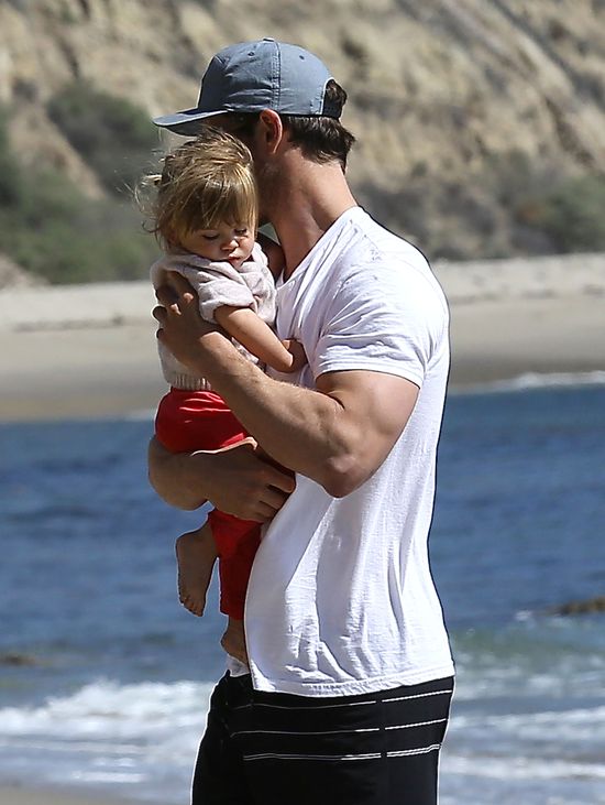 Chris Hemsworth - tatuś idealny? (FOTO)
