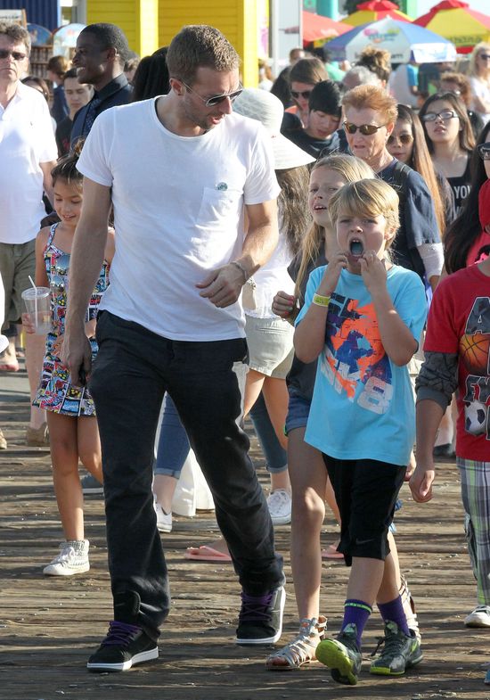 Chris Martin spędza czas z dziećmi (FOTO) Chris Martin spędza czas z dziećmi (FOTO)