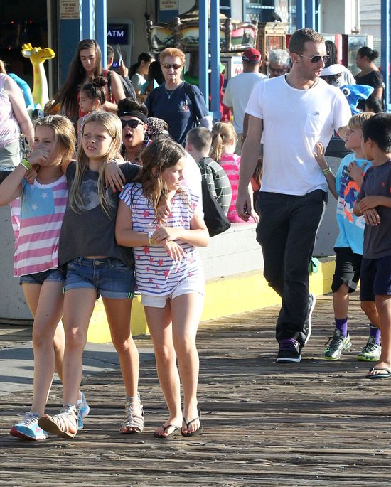 Chris Martin spędza czas z dziećmi (FOTO) Chris Martin spędza czas z dziećmi (FOTO)