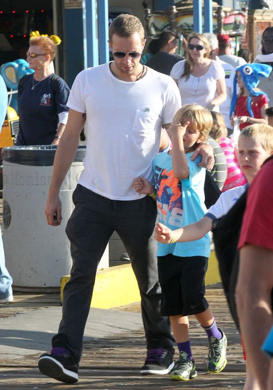 Chris Martin spędza czas z dziećmi (FOTO) Chris Martin spędza czas z dziećmi (FOTO)