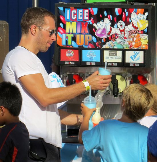 Chris Martin spędza czas z dziećmi (FOTO) Chris Martin spędza czas z dziećmi (FOTO)