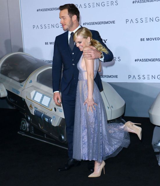 Wystarczyło kilka wyjść z JLaw i Chris Pratt nie opuszcza domu bez żony