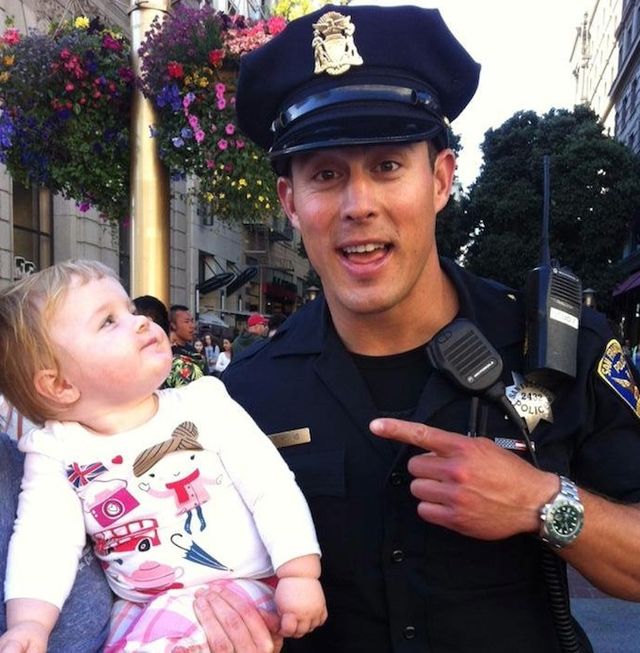 Po przystojnym więźniu przyszedł czas na gorącego policjanta