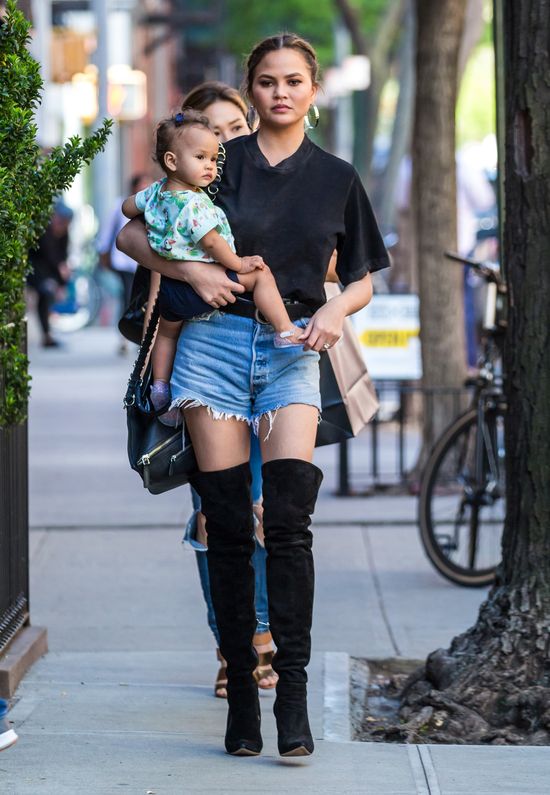 Wygląda, jakby szła na całonocna imprezę, a na jej rękach... Wygląda, jakby szła na całonocna imprezę, a na jej rękach...
