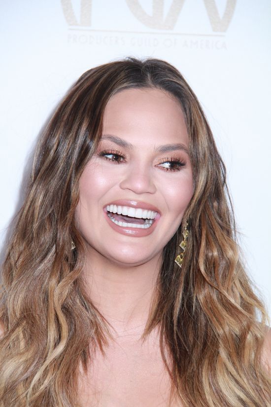 Chrissy Teigen cały dzień jadła hot-dogi i piła drinki. Później napisała TO Chrissy Teigen cały dzień jadła hot-dogi i piła drinki. Później napisała TO