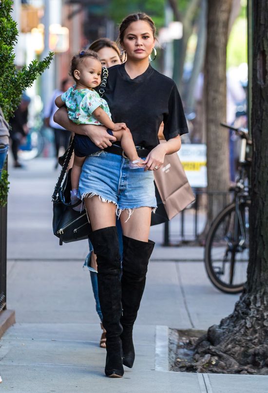 Wygląda, jakby szła na całonocna imprezę, a na jej rękach... Wygląda, jakby szła na całonocna imprezę, a na jej rękach...