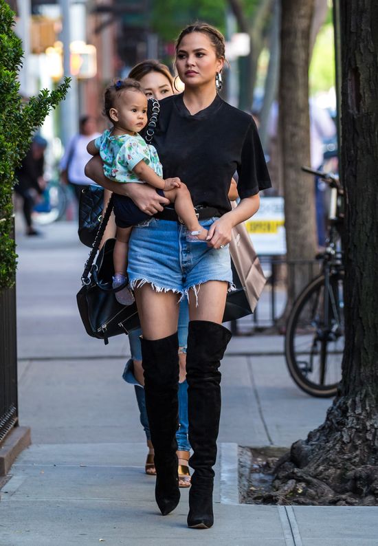 Wygląda, jakby szła na całonocna imprezę, a na jej rękach... Wygląda, jakby szła na całonocna imprezę, a na jej rękach...