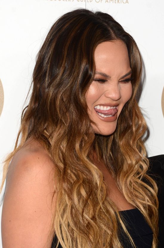 Chrissy Teigen cały dzień jadła hot-dogi i piła drinki. Później napisała TO Chrissy Teigen cały dzień jadła hot-dogi i piła drinki. Później napisała TO